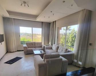 Sultan Luxurious Townhouse Near Auc - New Cairo - Living room