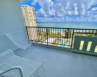 Caribbean Beach front King bed with large balcony - Luquillo - Balcón