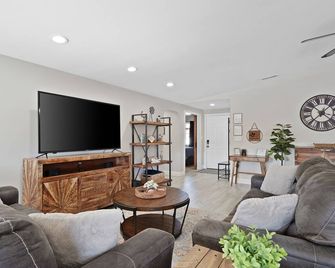 Quiet Lakefront Escape-Pool/Gameroom/Arcadegames/Pedal Boats/Kayak/Firepit/Dock - Clearlake Oaks - Living room