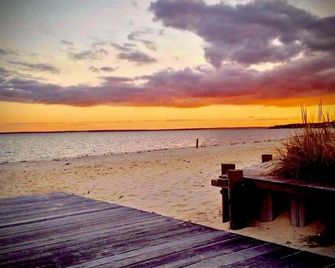 Modern Farmhouse Steps to Beach and Love Lane - Mattituck - חוף