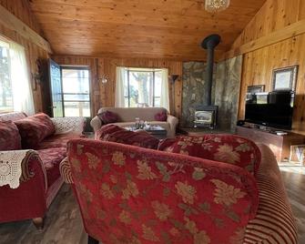 Alpaca Farm Retreat - Stayton - Living room