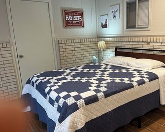 Cozy Cottage on 7 acres - Greenville