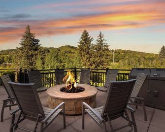Riverfront Lodge 111 by East West Hospitality - Avon - Balkon