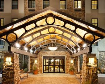 Free Wi-Fi, Free Breakfast + Indoor Pool - Auburn Hills - Building