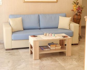 Hotel Kyani Akti & Angelos Apartments - Tolo - Living room