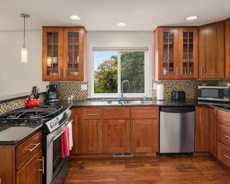 Seattle Vacation Home: The Depot - Seattle - Kitchen