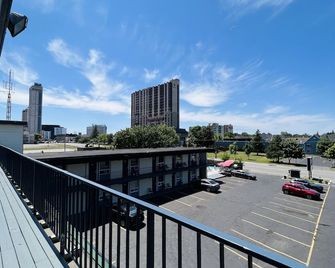 Fairway Inn by the Falls - ניאגרה פולס - מרפסת