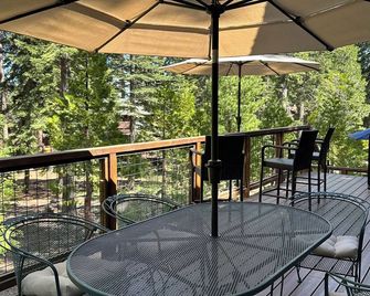 Chalet style cabin with expansive great room, awesome decks, hot tub & lake view - Brockway - Balcon