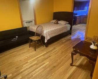 Private Studio remodeled…! - Waltham - Bedroom