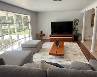 Cozy Countryside Retreat — 3 bedroom home with WiFi and AC in Dade City Florida - Dade City - Living room