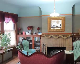 Queen Bed in Historic Victorian Bed and Breakfast - Toledo