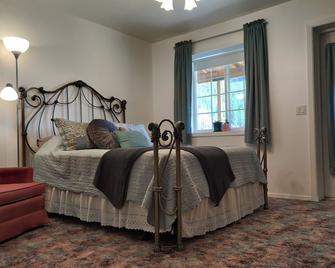 River Ranch Farmhouse, 2 miles from Quinn's Hot Springs! - Plains - Bedroom