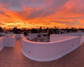 Luxury 4-bedroom house with Private Pool, WiFi, AC in Barra de Navidad, Jalisco - Barra de Navidad - Balkon