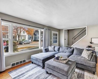 Charming Modern Two-bedroom Townhouse - Green Bay - Living room