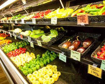 Hillcrest Farm Market B&b - Kelowna - Buffet