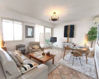 Apartment with balcony - sea view - Ajaccio - Huiskamer