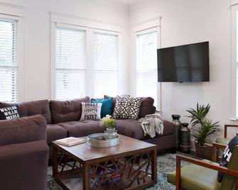 New Music Icon House In East Nashville - Nashville - Living room