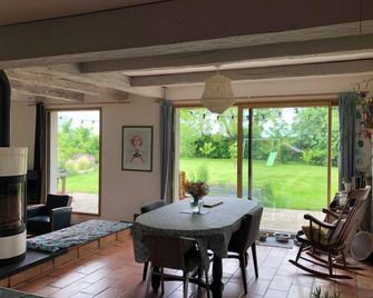 Large unoverlooked house in wooded garden 3km from beaches - Plounévez-Lochrist - Comedor