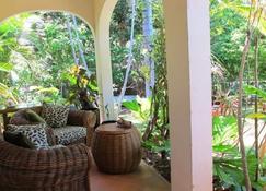 Villa Marine Holiday Apartments Cairns - Cairns - Patio