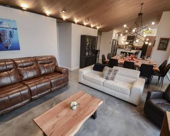 Le Summum St-Sauveur Luxe ++ Piscine Intérieur / Luxury Cottage Indoor Pool-Spa - Sainte-Anne-des-Lacs - Living room