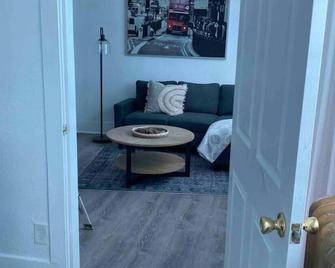 1930s Building on Main St Apt 211 Downtown - Klamath Falls - Sala de estar