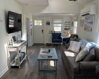 Little Cottage of Gratitude Saybrook Manor walk to beach - Old Saybrook - Living room