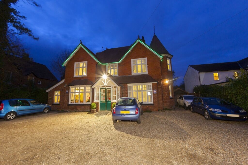 Gatwick Turret Guest House - הורלי - בניין