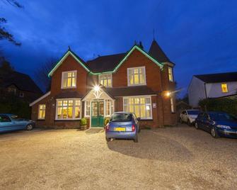 Gatwick Turret Guest House - Horley - Bangunan