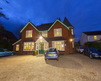 Gatwick Turret Guest House - הורלי - בניין