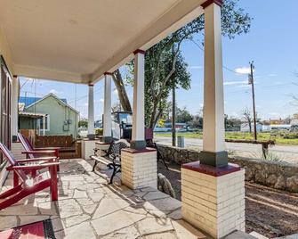 Carriage Inn - Hondo Suite 3 - Bandera - Patio