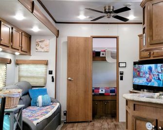 Bird House, Romance Glamping Pup Paradis - Smithville
