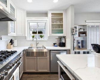 Bayside Retreat Bring your boat private boat ramp at this fabulous bayfront home - Kemah - Kitchen