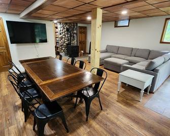 Road America and Golf Retreat - Plymouth - Eetruimte