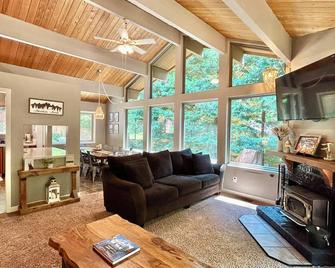 Spacious Chalet Mountain Retreat in Mt. Hood Village - Mount Hood Village - Sala de estar