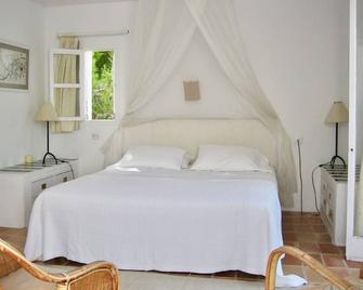 Sunny, spacious and beautiful villa with a pool, close to town. - Santa Eulalia del Rio - Habitación