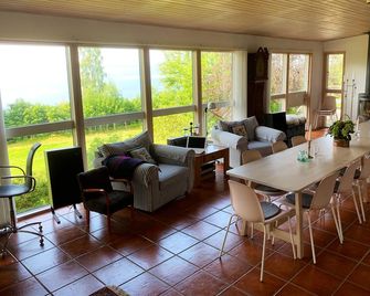 Idyllic at Vätterns beach - Ödeshög - Dining room