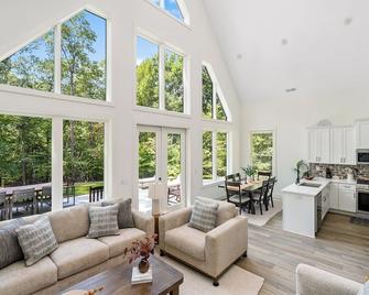 Clemson Cove - Beautiful new construction on outskirts of Clemson! - Central - Living room