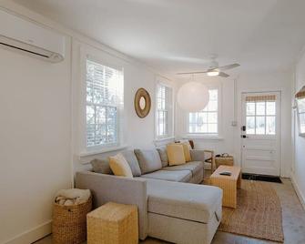 The Bungalow Lounge by WB Abodes - Wrightsville Beach - Wohnzimmer