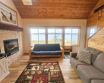 Huber Cottage - Lakefront Cabin w/Dock and Beach - Chetek - Living room