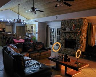 Beautiful Vacation Home Across From Lake Okeechobee - Okeechobee - Living room