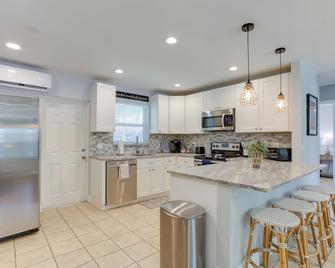 Pet-Friendly Palm Beach Pad - 1 Mi to the Ocean! - North Palm Beach - Kitchen