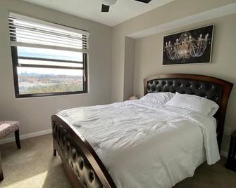 All Access Dream Condo In The Sky! - Sandy Springs - Bedroom