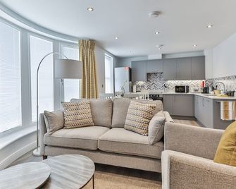 Finest Retreats - 13 Belle House - Apartment 3 - Filey - Living room