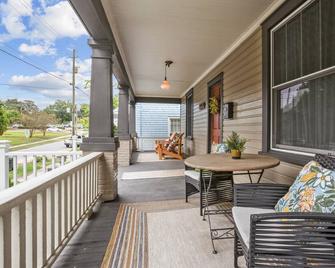 Historic Bungalow 2 Blocks from Uptown Action & 6 Blocks from ECU! - Greenville - Balcony
