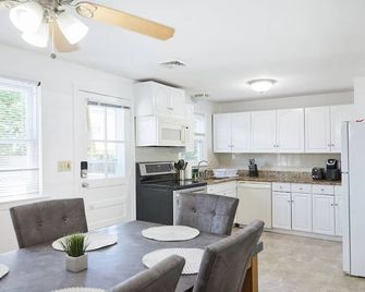 Riverview Villa At Ocean Beach: 5 Queen Beds - New London - Kitchen