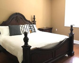 Comfy Spacious Bunglow with own entrance - Guelph - Bedroom