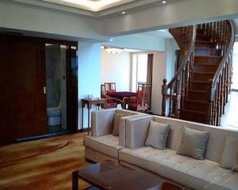 Xuanwei Meihuan Hotel - Qujing - Living room