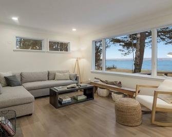 Wander Cottage | Lakefront | Outdoor Shower | Deck - Maple City - Living room
