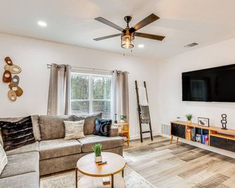 Winnsboro Barndominium w/ Fire Pit & Large Deck! - Winnsboro - Sala de estar