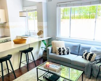 Bondi Beach Dreaming Apartment - 5 min walk to beach. - Bondi Beach - Living room